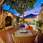 Villa Domino - *New* Luxurious 2Br W/ Pool @Central Seminyak