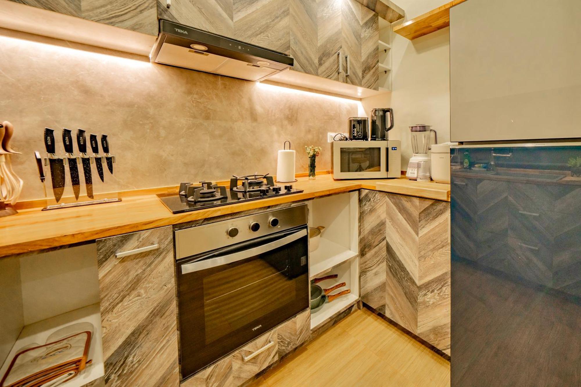 Domino - *new* Luxurious 2br W/ Pool @central